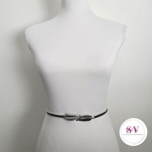 Stretchy silver belt with leaf buckle